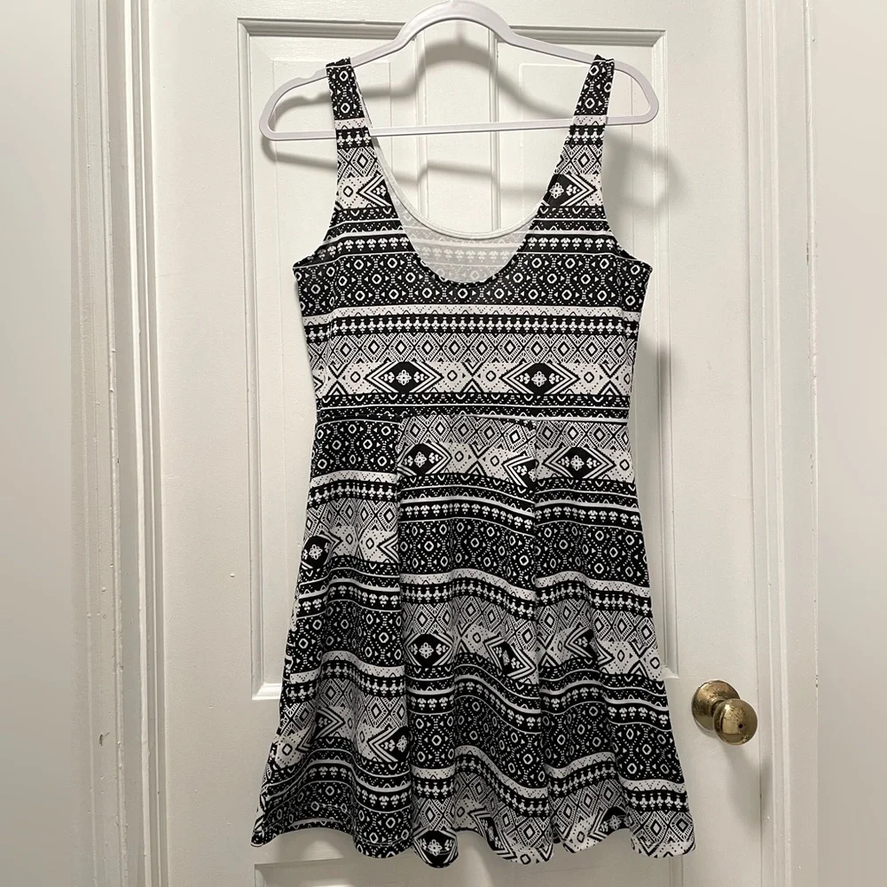 H&M Size 12 Black and White Pattern Dress - Picture 4 of 5